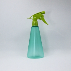 Flacone spray in plastica con grilletto
